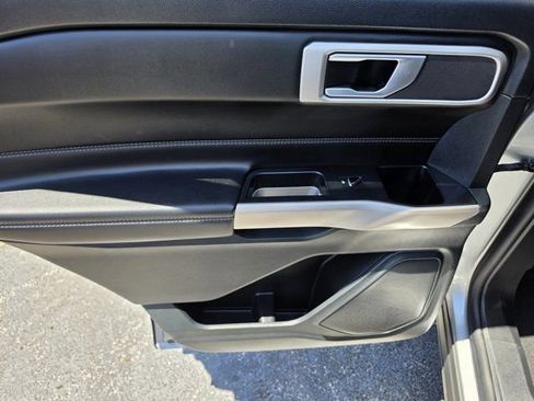 Used 2023 Ford Explorer XLT w/ Equipment Group 202A RWD image 9