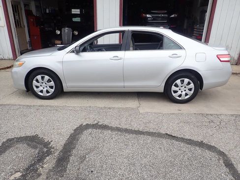 Used 2010 Toyota Camry LE image 15