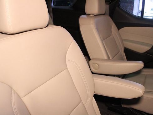 Used 2023 Chevrolet Traverse LT image 14