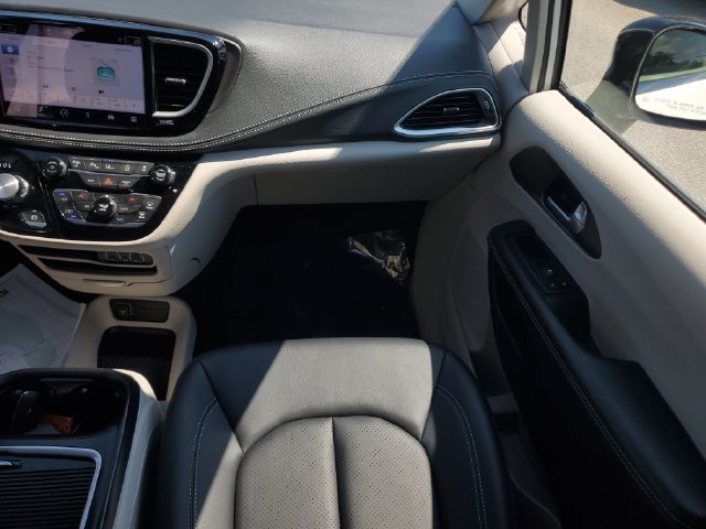 Certified 2024 Chrysler Pacifica Touring-L AWD/4WD image 19