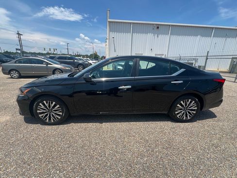 Used 2025 Nissan Altima 2.5 SV FWD image 6