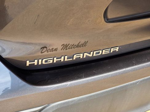 Used 2023 Toyota Highlander LE AWD/4WD image 34