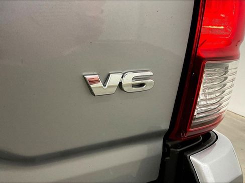 Used 2019 Toyota Tacoma TRD Sport w/ Technology Package image 25