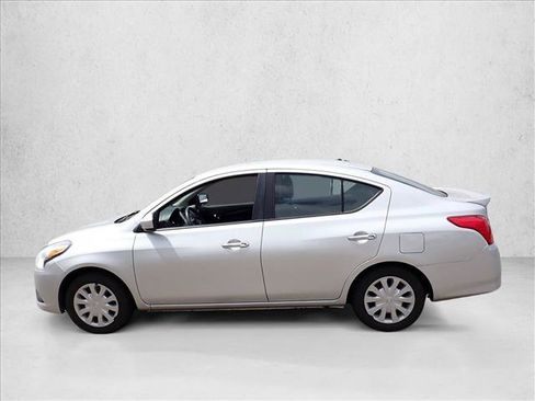 Used 2016 Nissan Versa SV FWD image 2