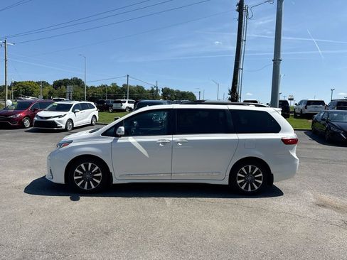 Used 2020 Toyota Sienna Limited Premium w/ Carpet Mat Package FWD image 3
