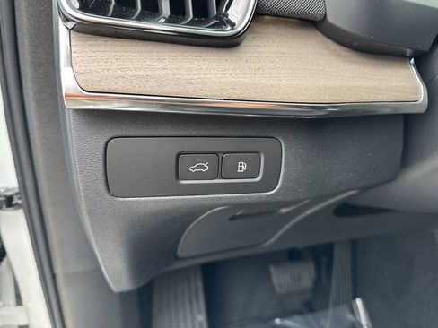 New 2025 Volvo XC90 T8 Plus w/ Protection Package Premier image 17