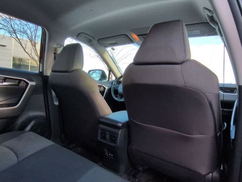 Used 2021 Toyota RAV4 XLE image 18