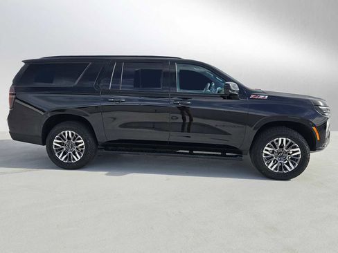 Used 2025 Chevrolet Suburban Z71 image 2
