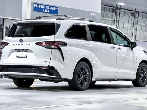 Used 2024 Toyota Sienna XSE AWD/4WD image 9