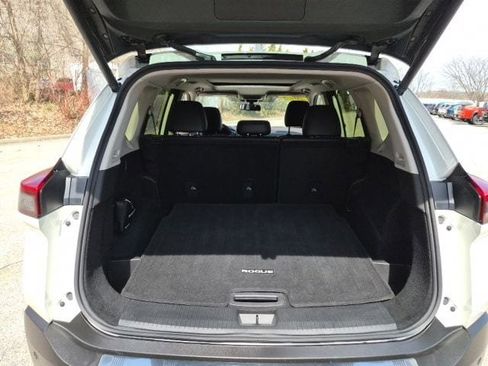 Used 2023 Nissan Rogue SV w/ SV Premium B Package image 9