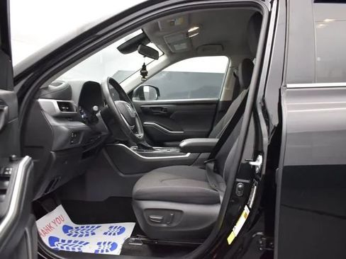 Used 2025 Toyota Highlander LE FWD image 15
