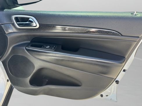 Used 2018 Jeep Grand Cherokee Laredo RWD image 29