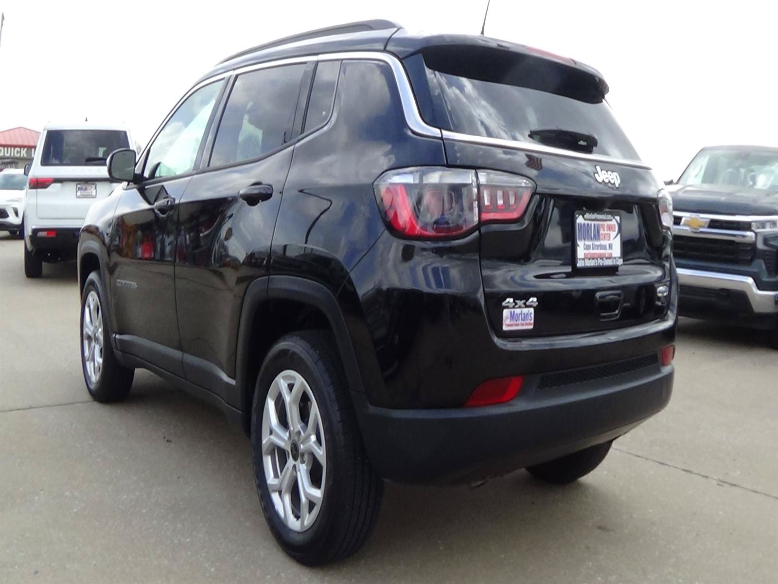 Used 2025 Jeep Compass Latitude AWD/4WD image 8