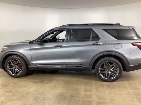 Used 2025 Ford Explorer ST AWD/4WD image 8