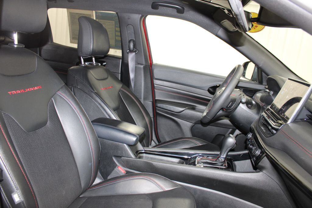 Used 2025 Jeep Compass Trailhawk AWD/4WD image 33