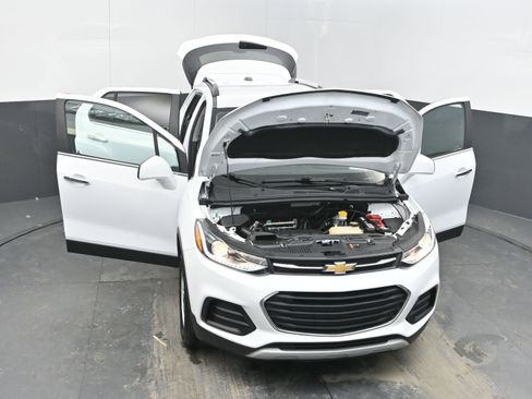 Used 2019 Chevrolet Trax LT w/ LT Convenience Package image 38