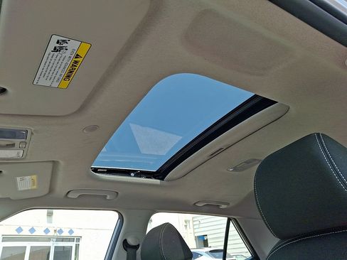 Certified 2025 Hyundai Venue SEL FWD image 15