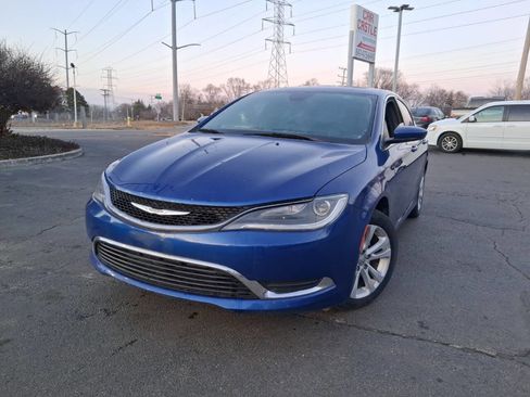 Used 2015 Chrysler 200 Limited w/ Convenience Group image 1