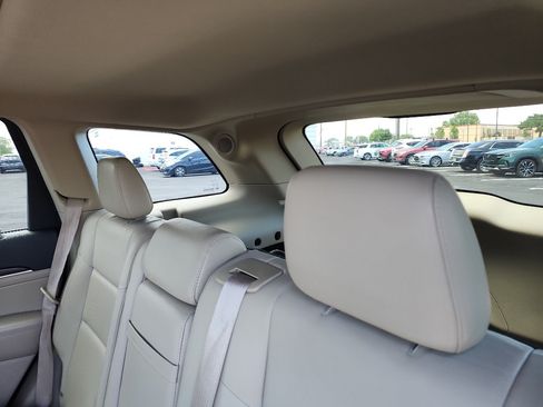 Used 2015 Jeep Grand Cherokee Limited w/ Luxury Group II AWD/4WD image 17