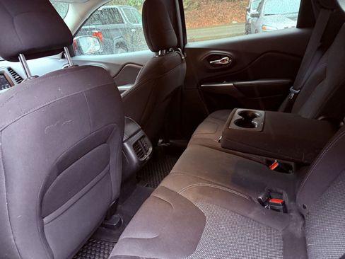 Used 2019 Jeep Cherokee Latitude w/ Cold Weather Group image 5