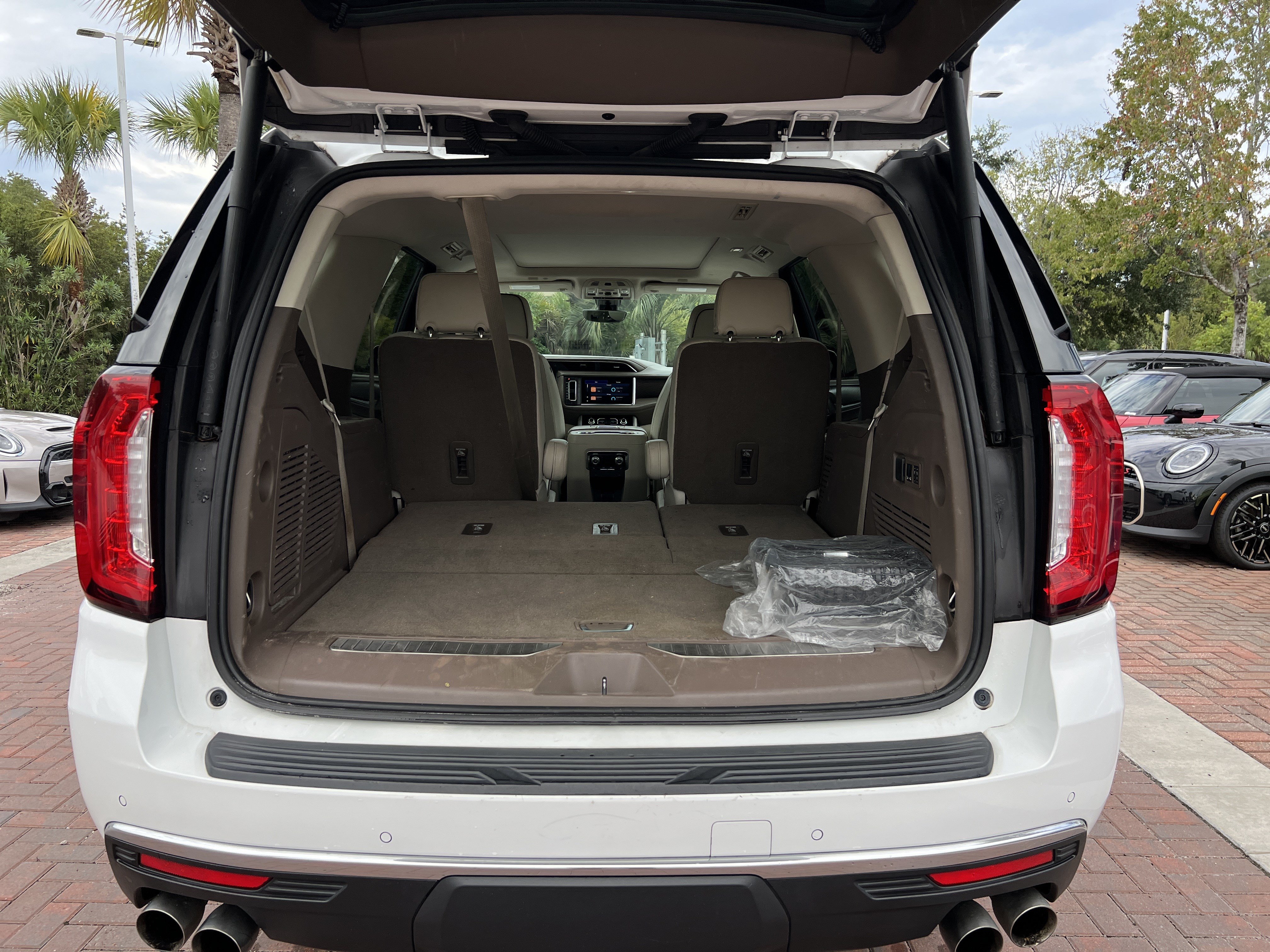 Used 2021 GMC Yukon Denali w/ Denali Premium Package AWD/4WD image 31