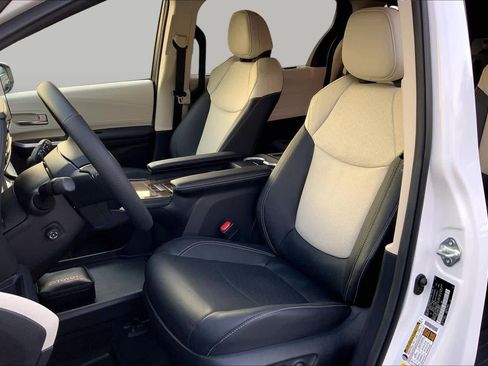 Used 2025 Toyota Sienna Platinum AWD/4WD image 8