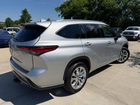 Used 2021 Toyota Highlander Limited FWD image 5