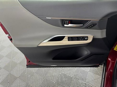 Used 2022 Toyota Venza Limited image 9
