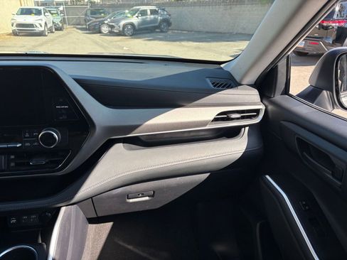 Used 2025 Toyota Highlander LE image 36