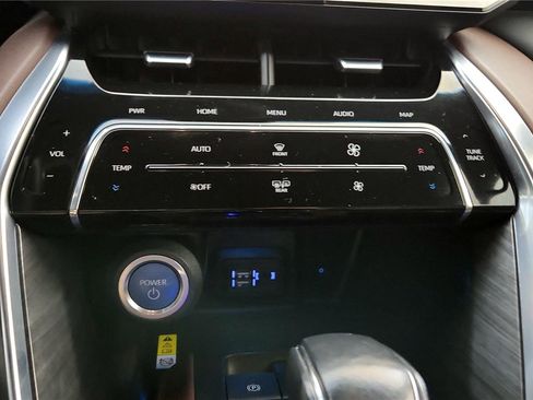 Used 2021 Toyota Venza Limited image 30