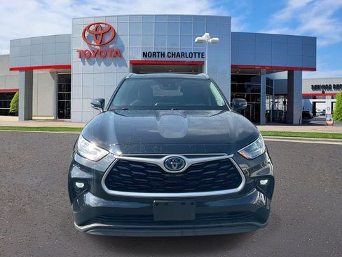 Used 2020 Toyota Highlander XLE AWD/4WD image 2