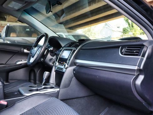 Used 2014 Toyota Camry SE w/ Moonroof Package FWD image 23