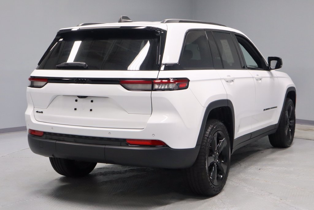 Used 2024 Jeep Grand Cherokee Altitude AWD/4WD image 11