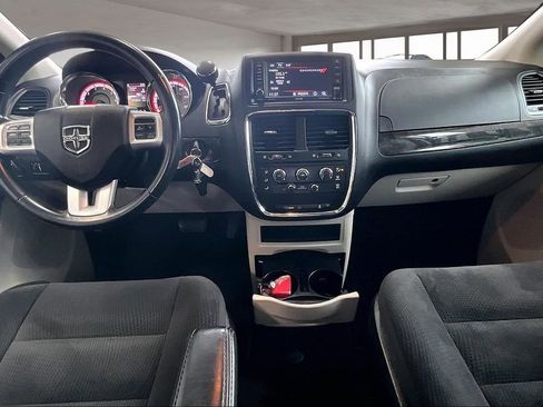 Used 2019 Dodge Grand Caravan SE w/ UConnect Hands-Free Group image 17