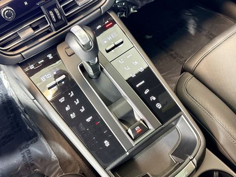 Used 2024 Porsche Macan Turbo image 15