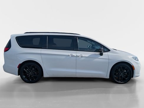 Used 2025 Chrysler Pacifica Limited FWD image 3