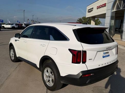 Used 2022 Kia Sorento LX image 2