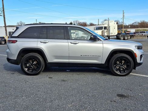 Used 2024 Jeep Grand Cherokee Altitude image 9