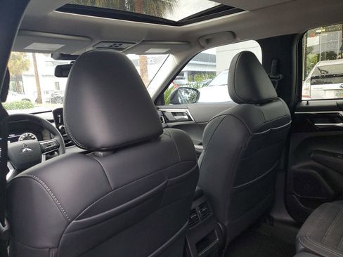 New 2025 Mitsubishi Outlander SE image 12