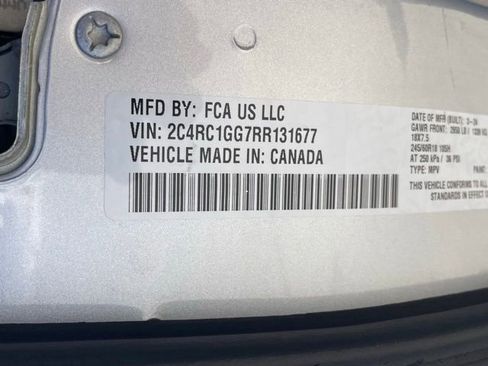 Used 2024 Chrysler Pacifica Limited image 32