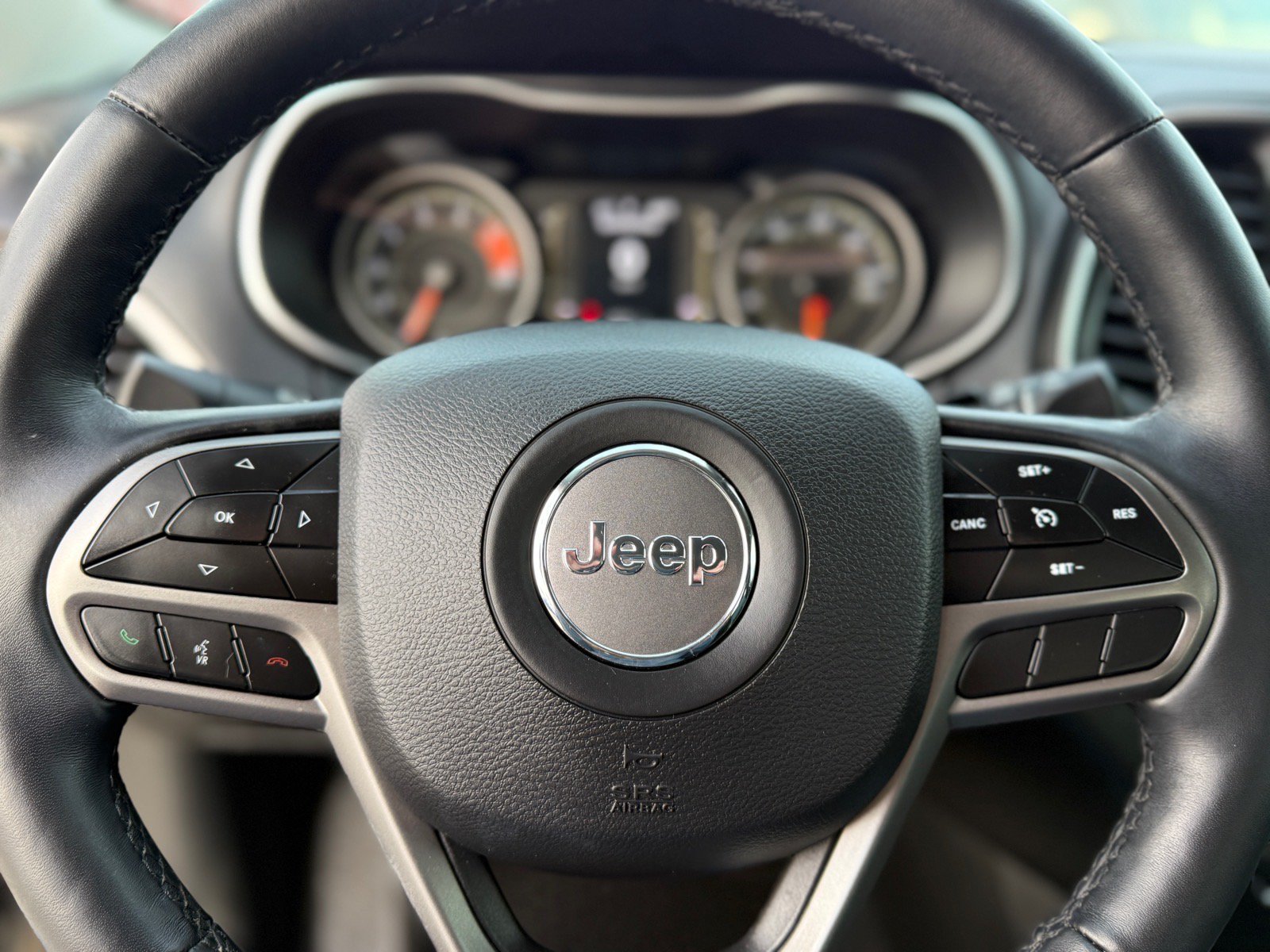 Used 2019 Jeep Cherokee Latitude Plus w/ Comfort/Convenience Group AWD/4WD image 39