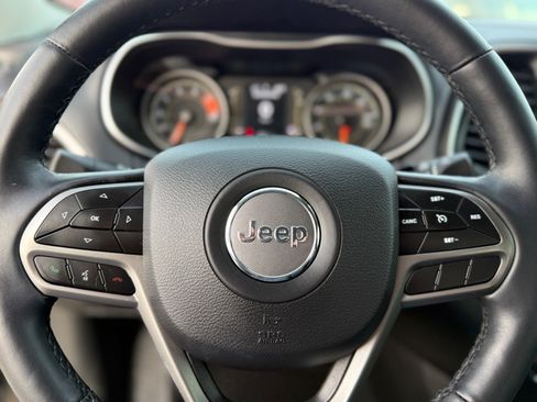 Used 2019 Jeep Cherokee Latitude Plus w/ Comfort/Convenience Group AWD/4WD image 39