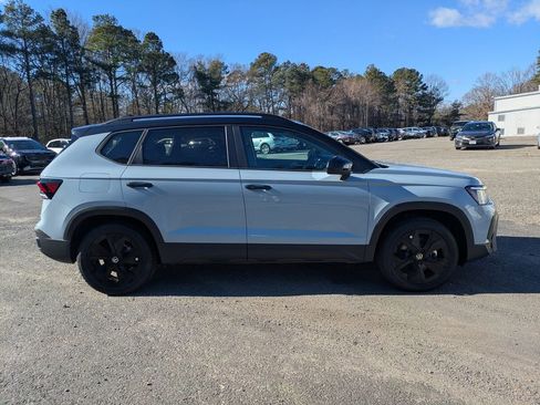 New 2026 Volkswagen Taos SE image 3