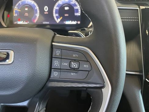 Used 2025 Jeep Grand Cherokee Laredo RWD image 14
