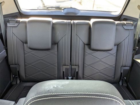 Used 2025 Volkswagen Atlas SE image 33