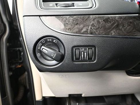 Used 2013 Chrysler Town & Country Touring image 27