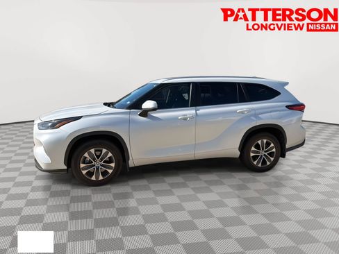 Used 2023 Toyota Highlander XLE FWD image 4