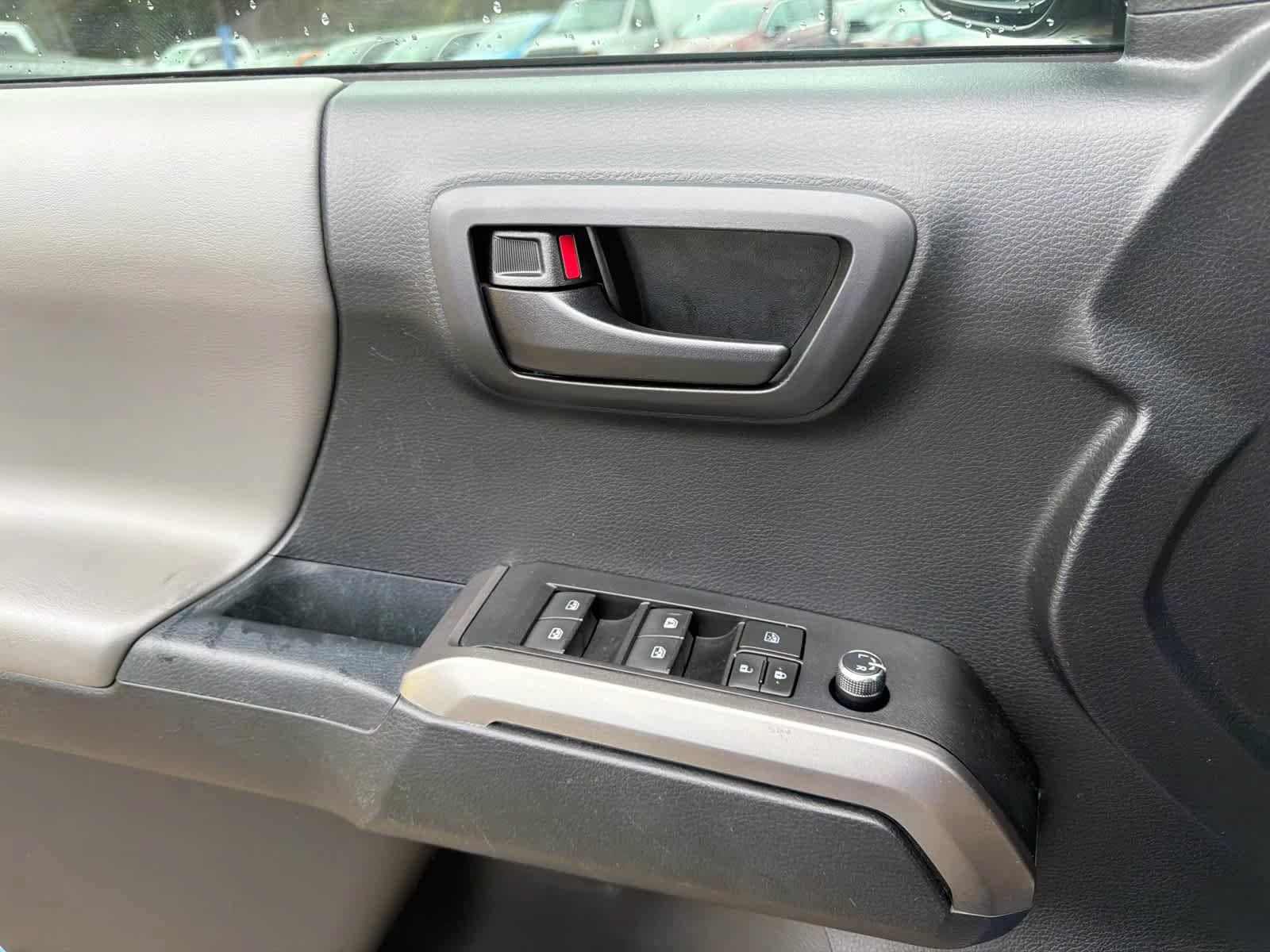 Used 2018 Toyota Tacoma SR5 RWD image 17