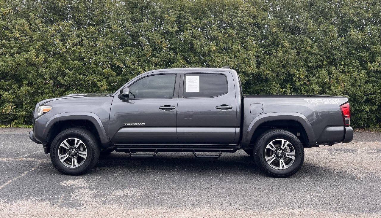 Used 2018 Toyota Tacoma TRD Sport AWD/4WD image 4