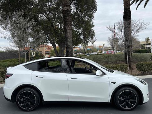 Used 2021 Tesla Model Y Long Range image 18